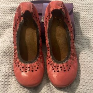 Taos ballerina style shoes. Natural faded red colored leather. W9-9.5